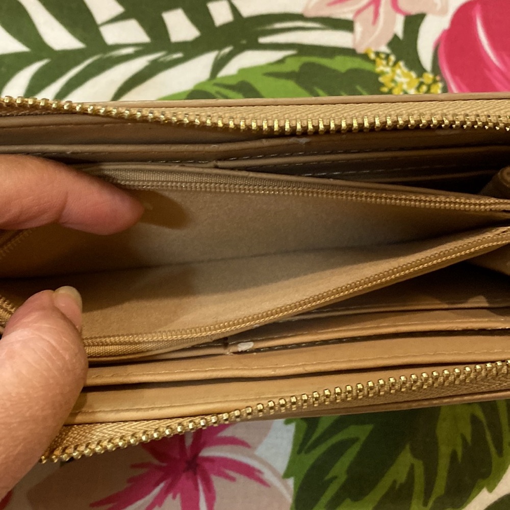 Mango Wallet - Picture 5 of 8